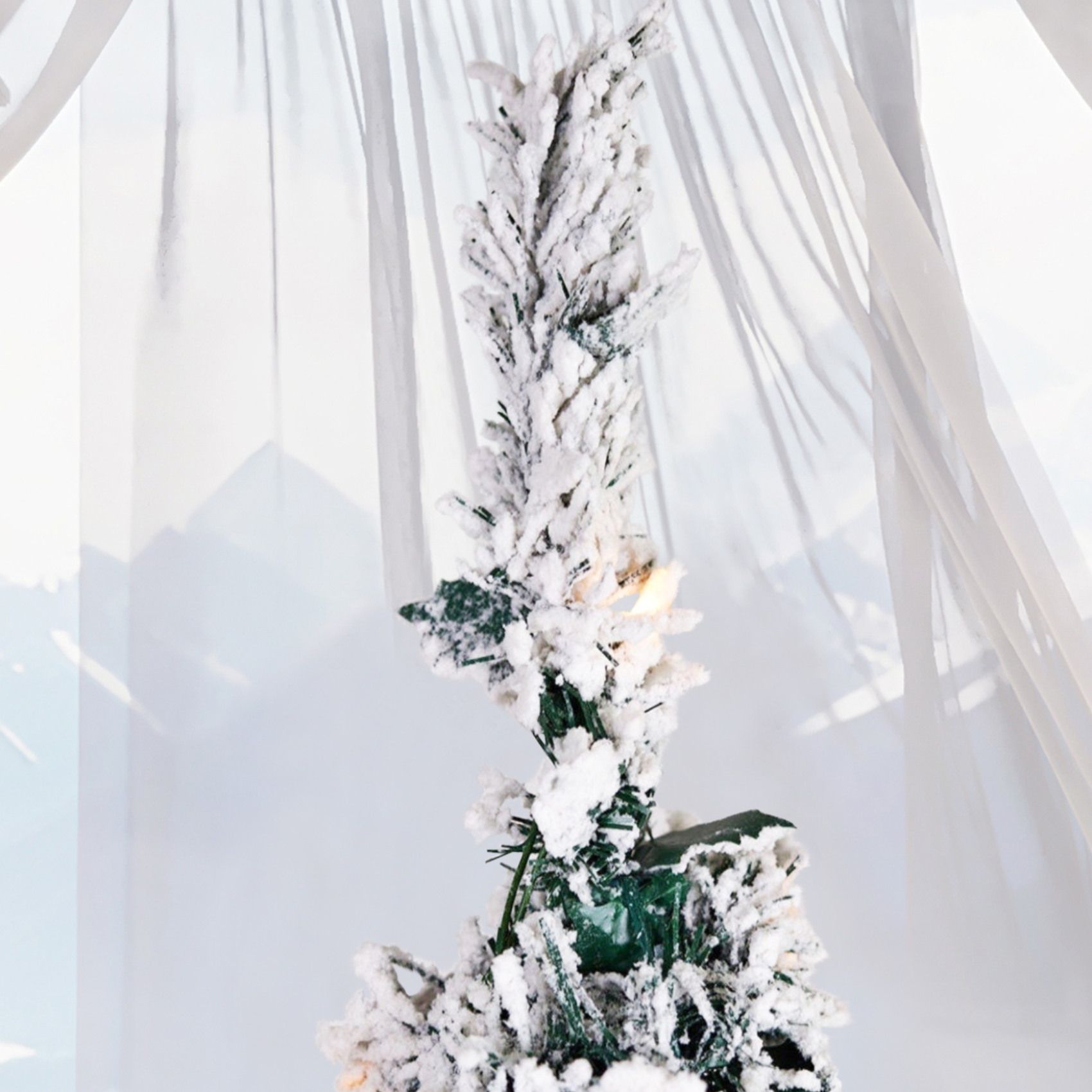 Sommet enneigé d’un sapin de Noël artificiel avec effet floqué, décoré de lumières LED blanc chaud, Maison Eira